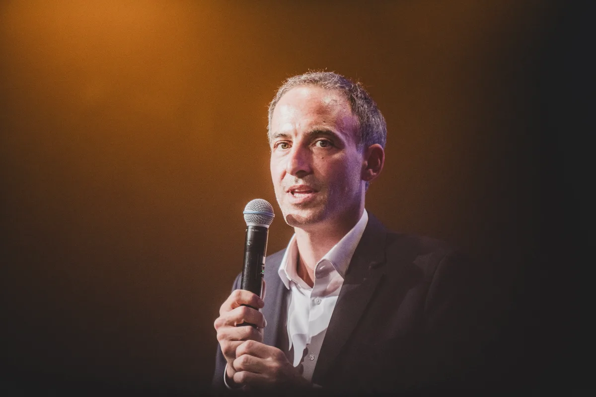 Glucksmann, large vainqueur de la primaire de gauche, dit être celui qui "pourra battre l'extrême droite"