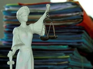 Elle aide son gendre malade dans son commerce sans être déclarée, la justice supprime son allocation chômage