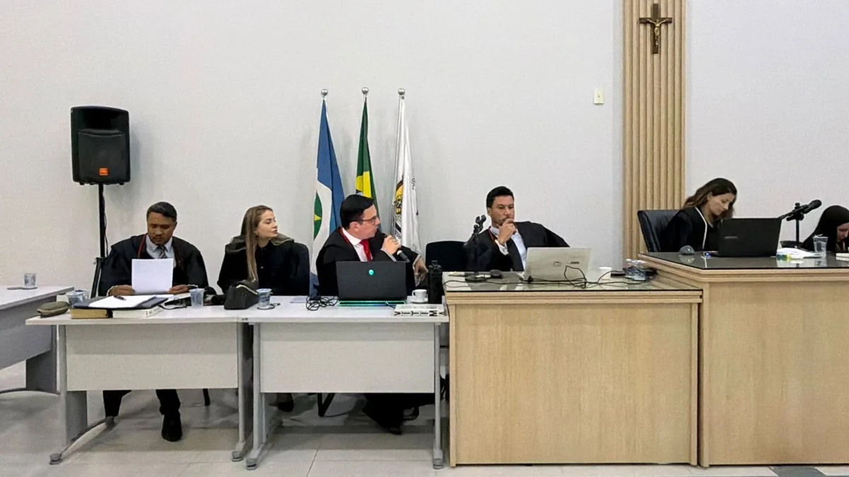 Júri de policial e outros dois por assassinato de jovem é suspenso após defesa apresentar documento sigiloso em MT