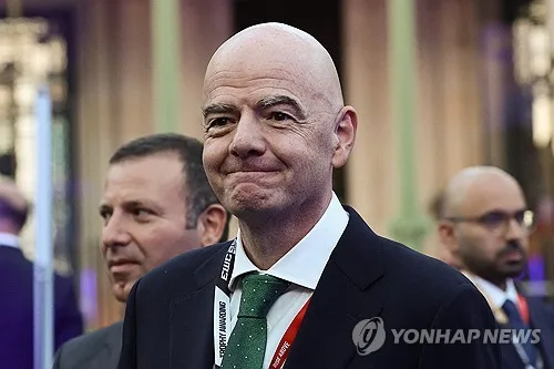 위기의 인판티노 FIFA 회장 "축구 빈부격차 해소가 우리의 목표"