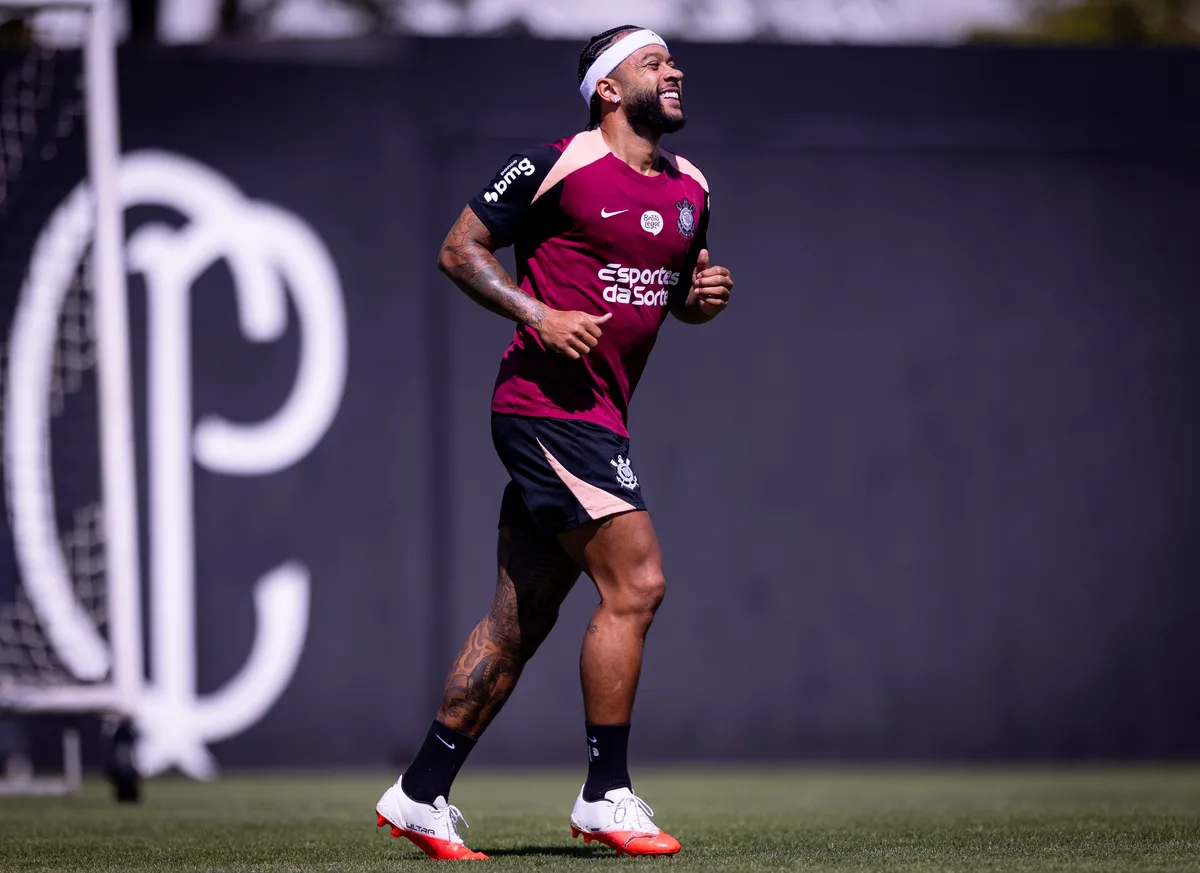 "Rasguem os recibos": Corinthians rebate provocação do Palmeiras depois de renovar com Memphis