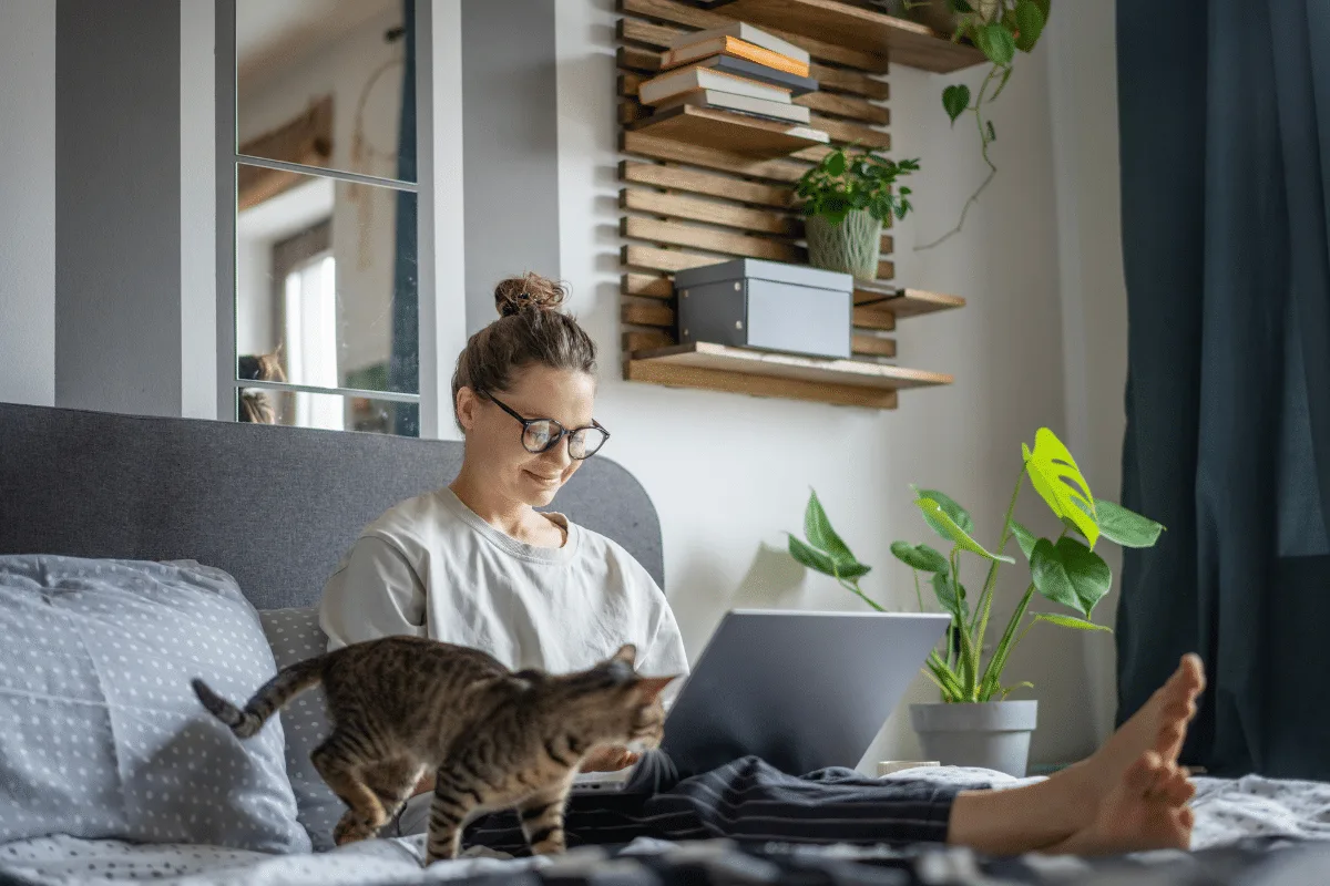 Home office e energia da casa: trabalhar no quarto pode afetar o bem-estar?