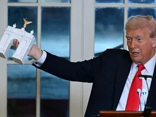 Drones, tireurs d’élite… Donald Trump veut faire de son arc de triomphe un poste militaire