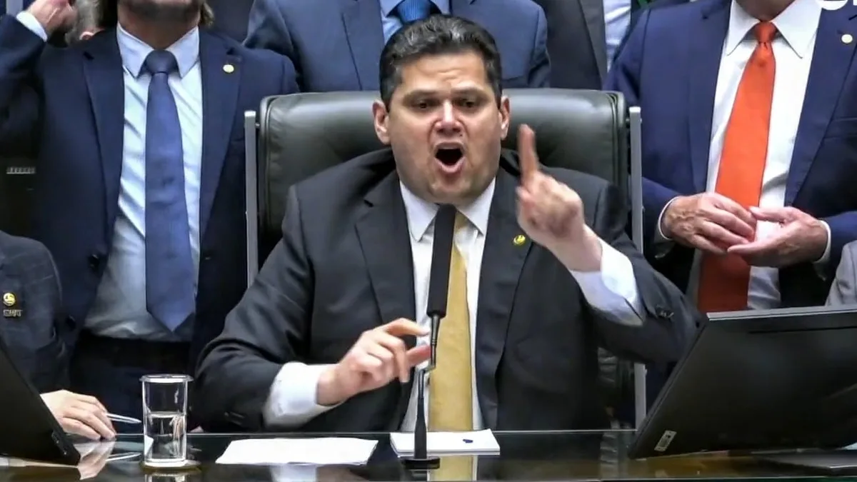 Alcolumbre segura votação do fim da escala 6×1 e deixa bandeira de Lula para depois das eleições