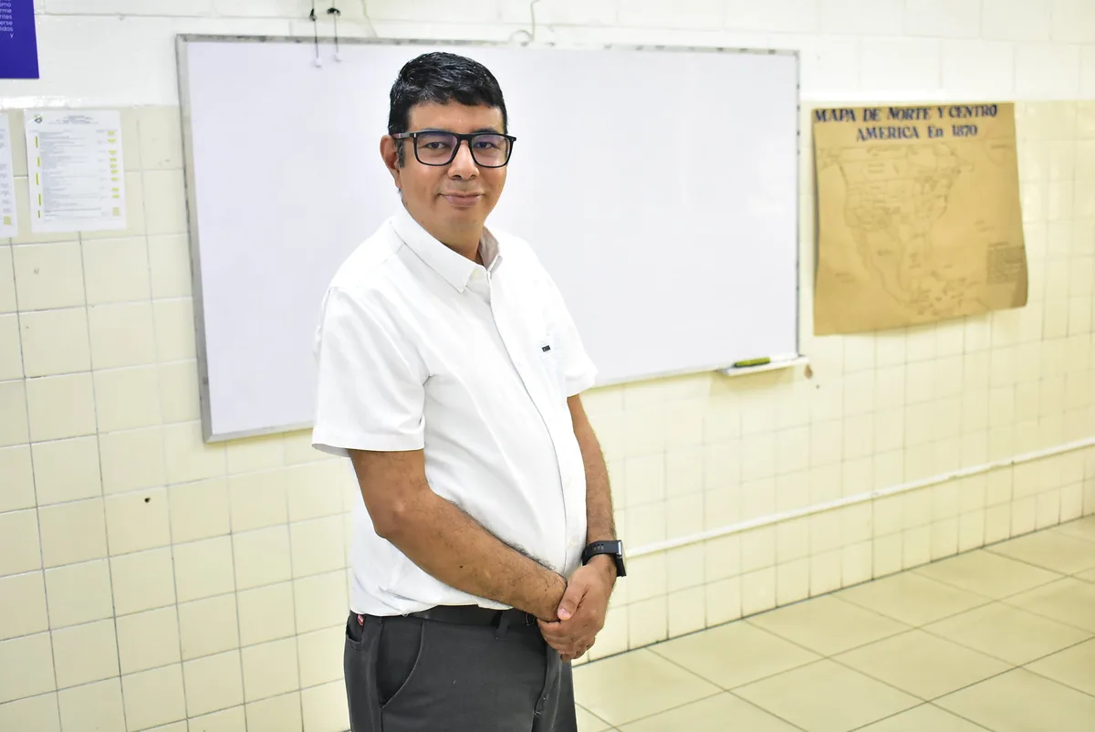 De perder la audición a dar clases a oyentes: El maestro que enseña a escuchar con las manos en El Salvador