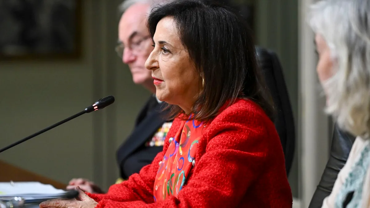 Robles agradece a los militares su "difícil trabajo" en la defensa de la "españolísima" Ceuta