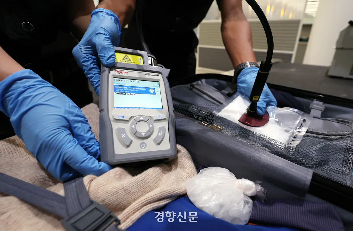 관세청, 국제우편 한번 더 검사했더니 ‘먀약밀수 10건’ 검거···올해에만 마약 ‘3500만명’ 동시투약분 적발