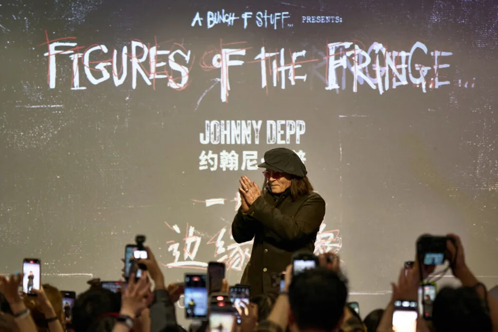 Johnny Depp mostra a sua faceta de artista plástico na China