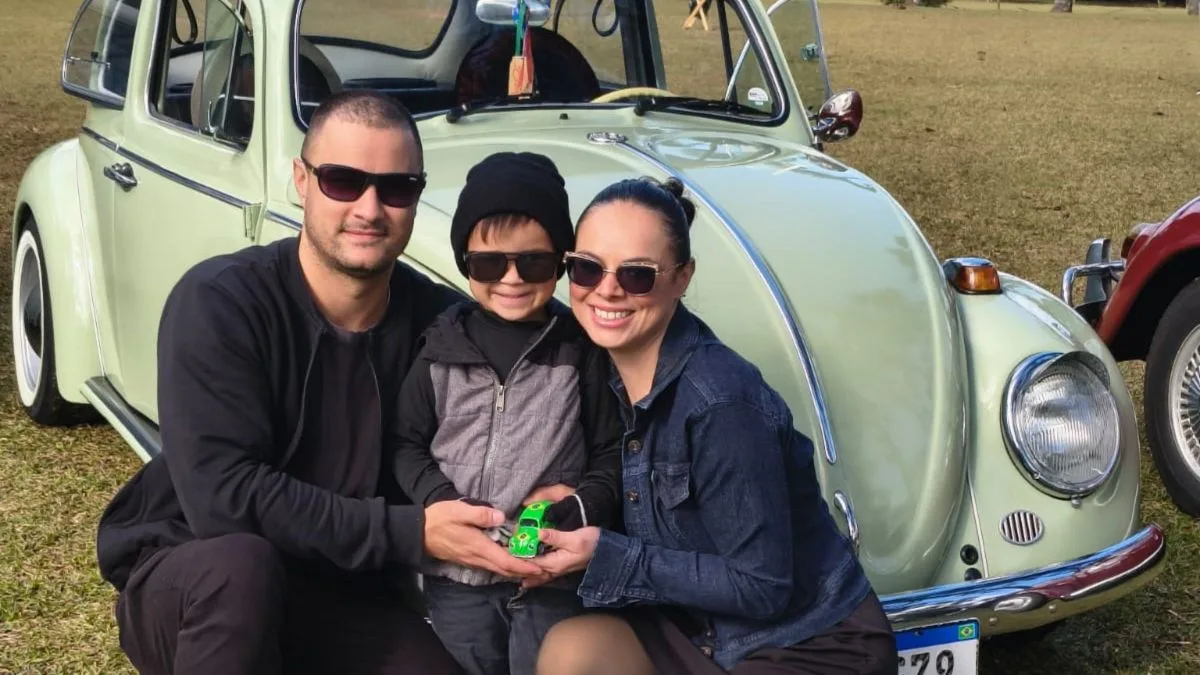 Menino autista de 4 anos aprende observando e surpreende a família ao arrumar ar-condicionado e abrir fusca: ‘Voltou a funcionar’