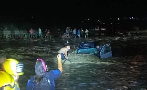 Rescatan a nueve personas atrapadas en arroyo en Los Cabos; persiste alerta por lluvias en BCS