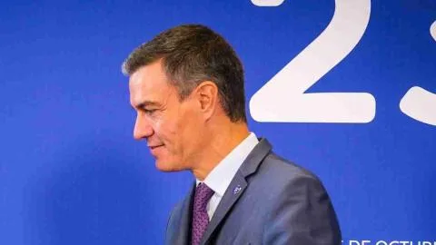 Miembros del PP se hacen eco de una foto de 2024 para alimentar el bulo sobre las vacaciones de Sánchez: "Ni escrúpulos ni vergüenza"