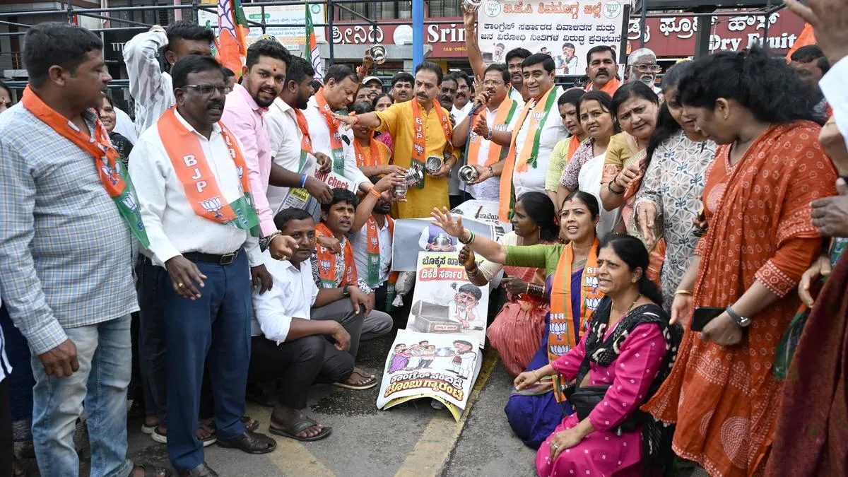 BJP stages protest in Shivamogga against State government
