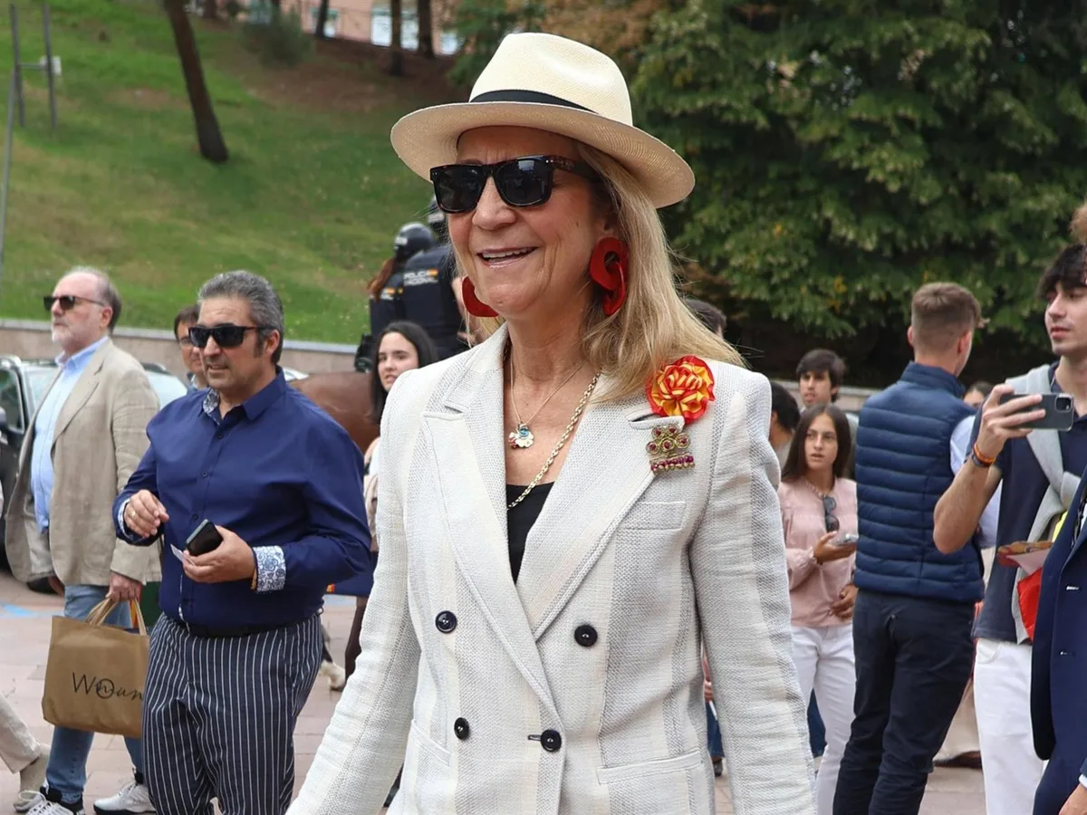 La infanta Elena rinde homenaje a España con su complemento más patriótico en el Día de la Hispanidad