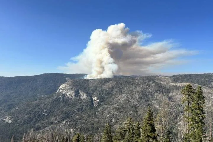 2 pilots killed in firefighting helicopter crash near Yosemite