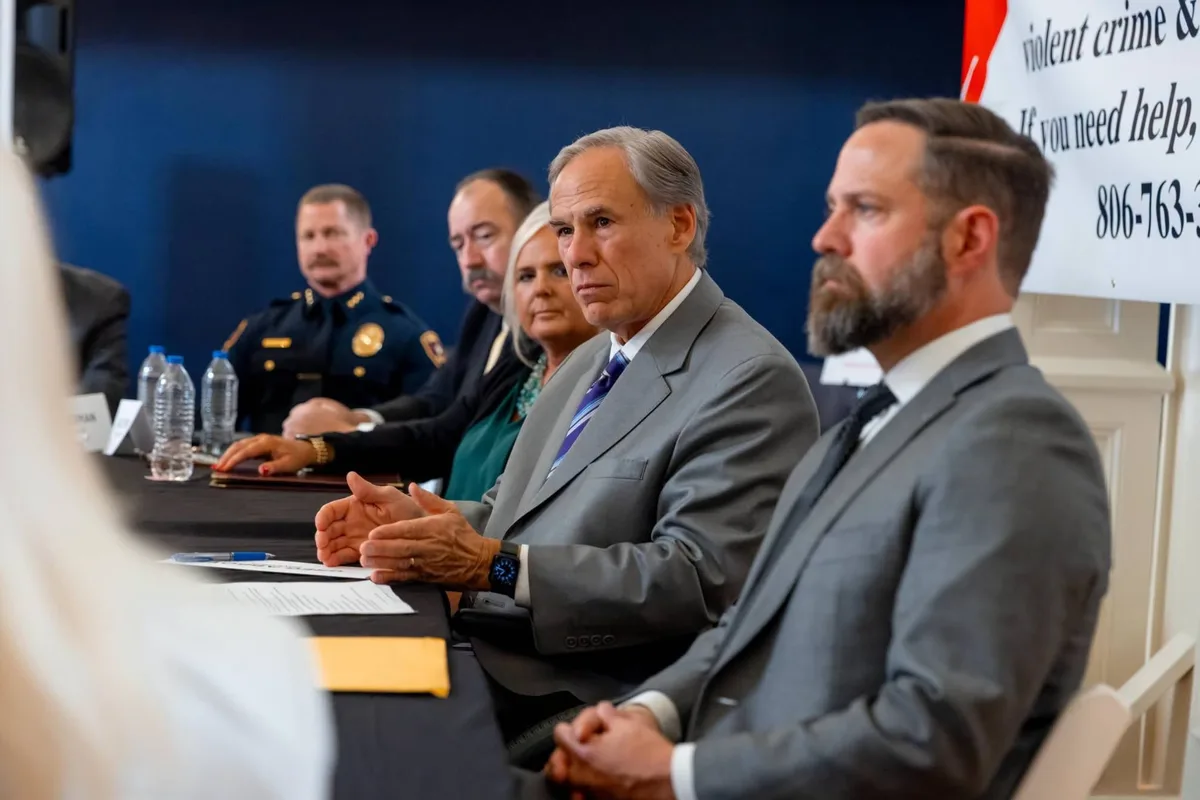 Abbott ordena investigar a los aeropuertos de Houston y Dallas tras alegar que violan una ley federal