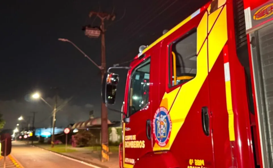 Homem em situação de rua morre eletrocutado ao subir em transformador, em Curitiba: “Corpo bem queimado”