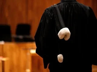 Un homme condamné à 19 ans de prison pour avoir violé et prostitué son fils dans le Jura