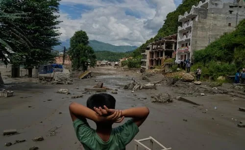 Inundaciones repentinas dejan 558 desaparecidos en el Tíbet; Nepal eleva a 162 la cifra de muertos
