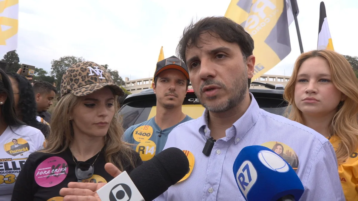 Renan Santos, candidato do Missão à Presidência, faz campanha em SP