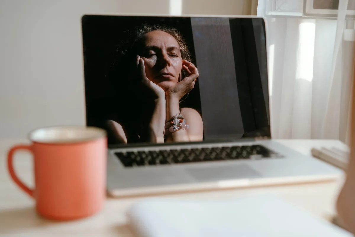 Ménopause au travail : le monde professionnel « a trop longtemps été pensé comme masculin »