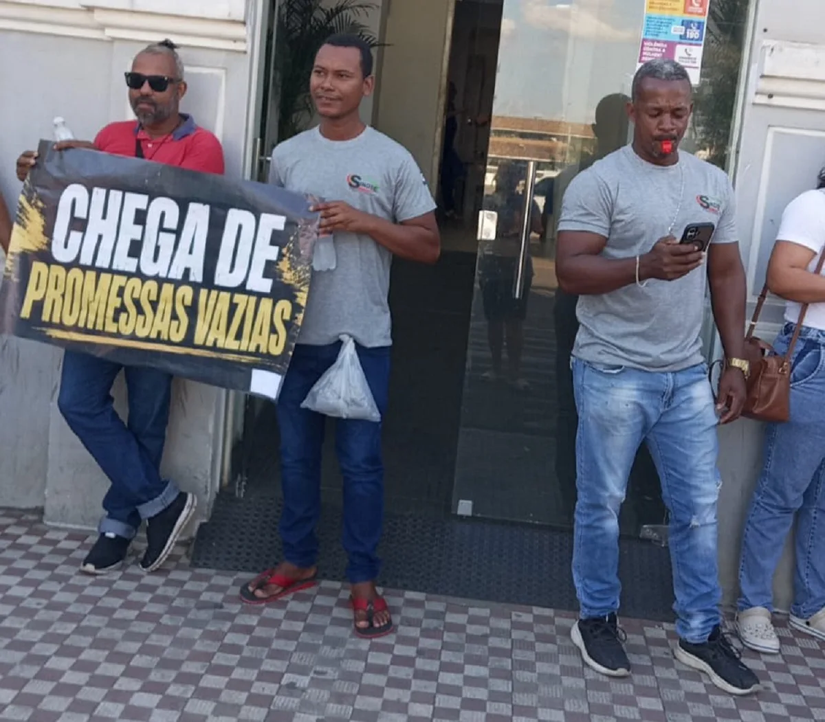 Servidores protestam por promessa não cumprida em Santo Estevão