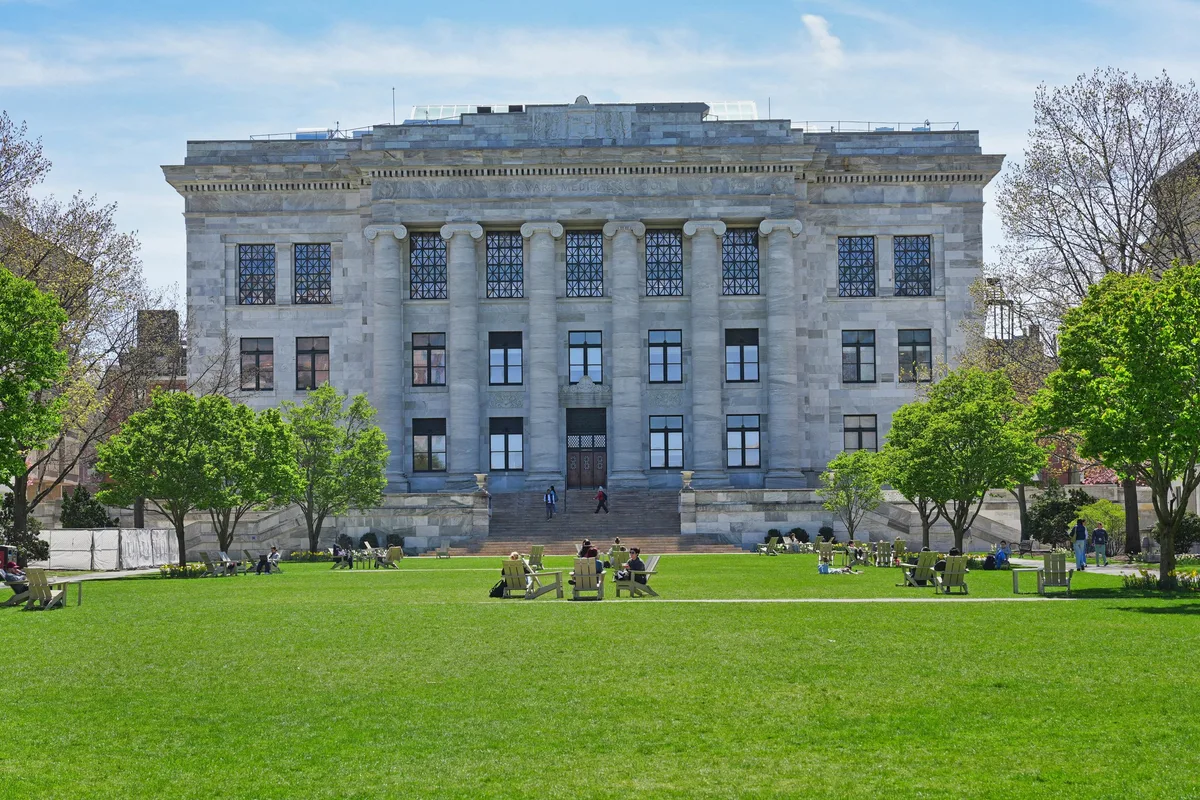 Harvard pagará R$ 273 mi a famílias de cadáveres vendidos no mercado ilegal por ex-funcionário