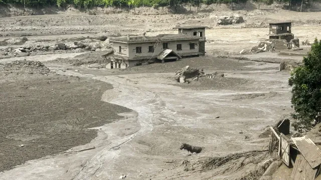"Nem água para beber". Sobrevivente de inundação no Nepal relata situação