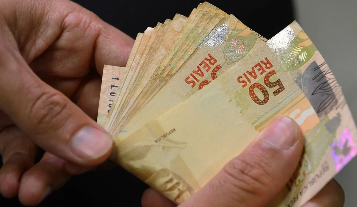 Quinto dia útil cai no sábado e segunda é feriado: quando sai o salário?
