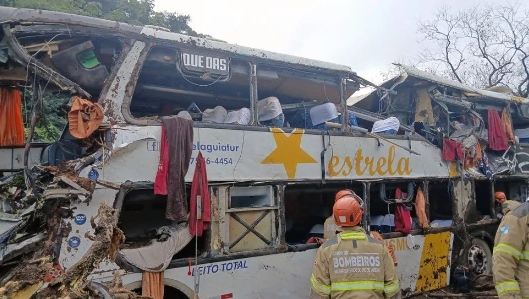 Autobús repleto de turistas se salió de la vía y causó trágico accidente en una sierra de Brasil
