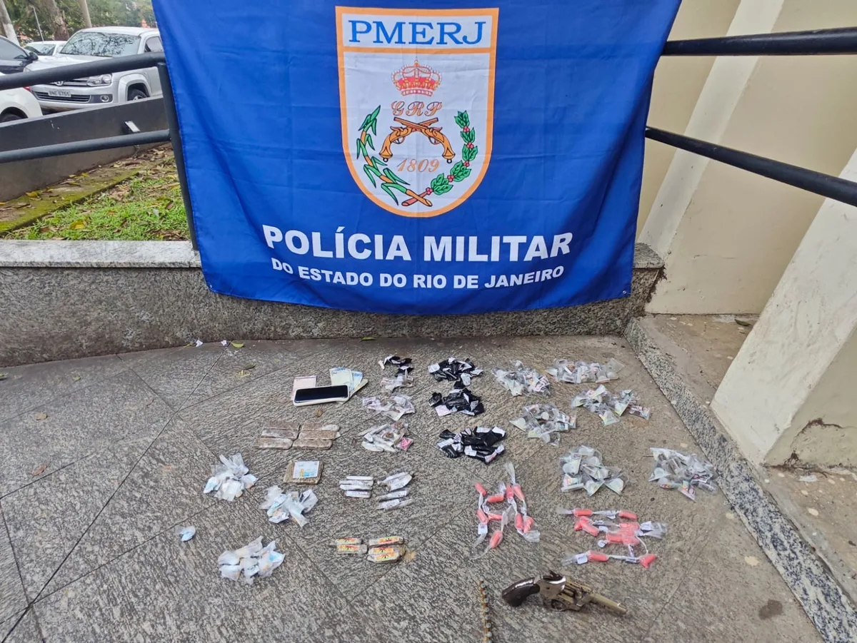 Jovem é preso e adolescente apreendido com armas e drogas em Resende