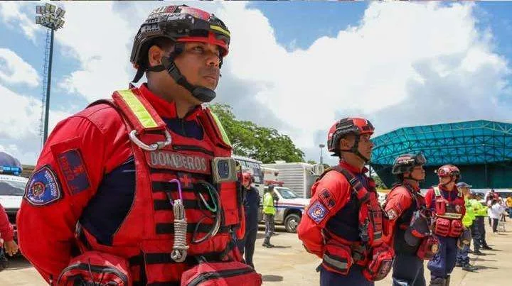Presidenta enaltece vocación de servicio de los bomberos