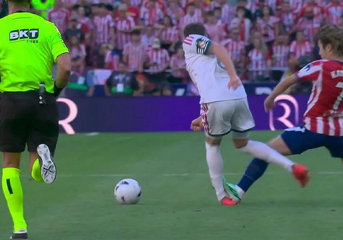 Así fue la película arbitral del derbi: Ortiz Arias se comió dos rojas al Atlético pero acertó en el penalti