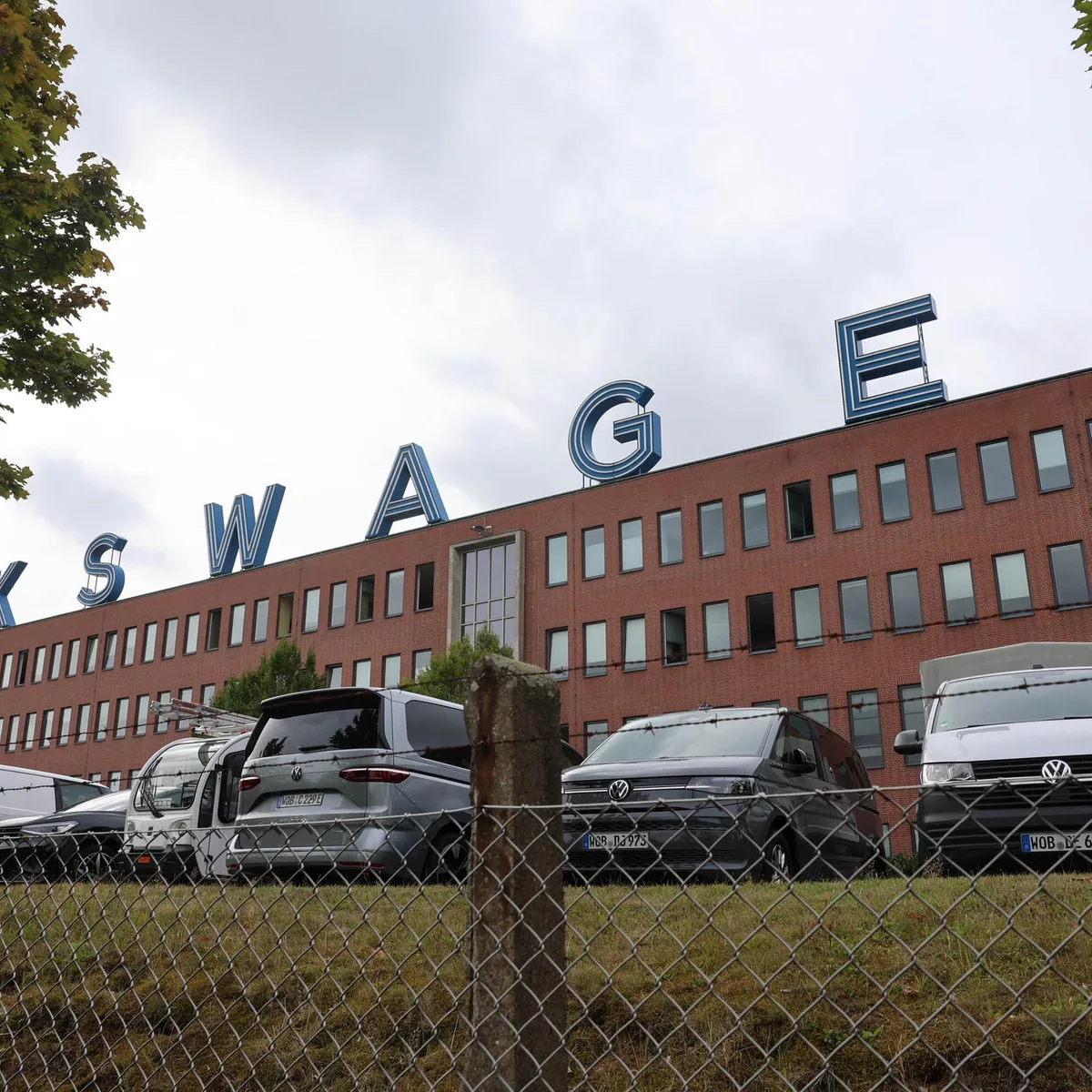 Volkwagen in der Krise - Betriebsrat bestätigt Einfrieren der Gehälter bei VW