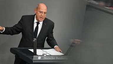 Bundestag: Harte Angriffe gegen Linke, Gysi in der Defensive