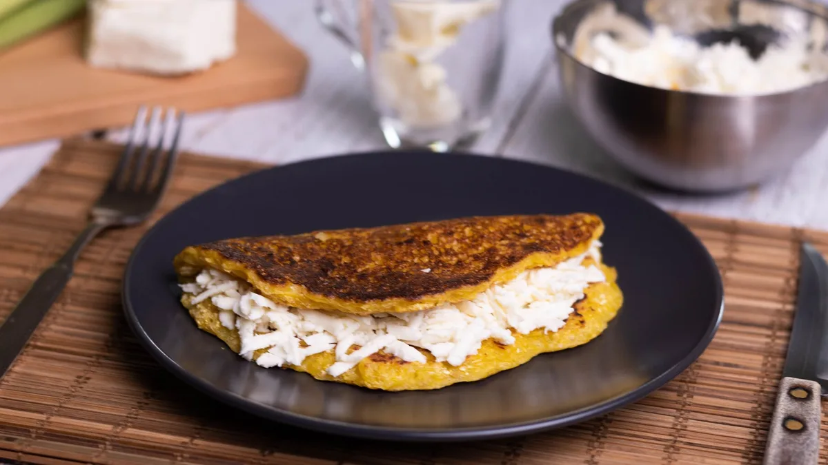 Cómo preparar cachapas venezolanas: suaves, doradas y con tu relleno preferido