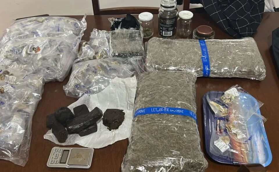 Polícia descobre “delivery” de drogas em Curitiba com motoristas, salários e até escala de trabalho; operação prende suspeitos