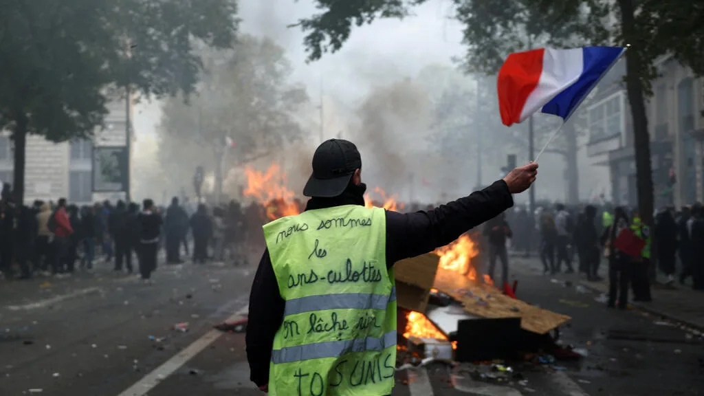 "Ça bouge pas, donc il faut employer les grands moyens" : à Paris, les colères convergent