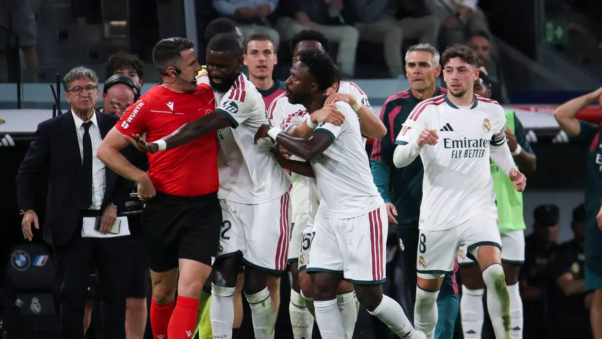 "No entiendo a los árbitros": cómo Vinícius pasó de héroe a villano en un minuto (y se quedará sin jugar el Clásico)