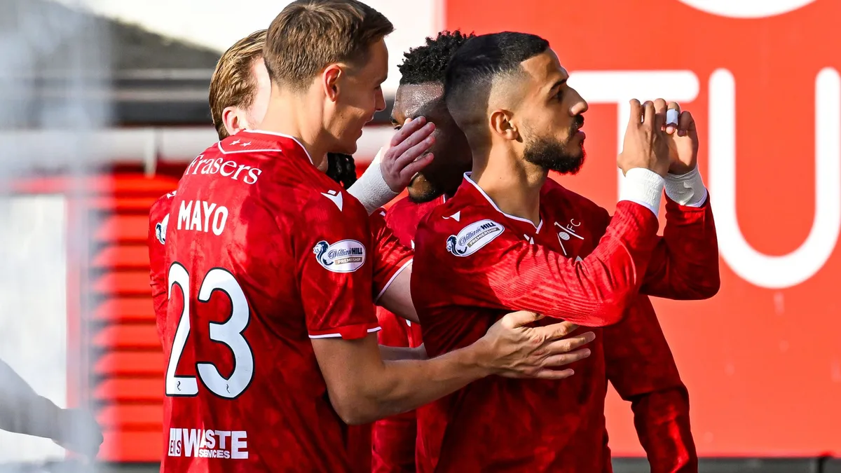 Improved second-half display helps Aberdeen beat St Mirren