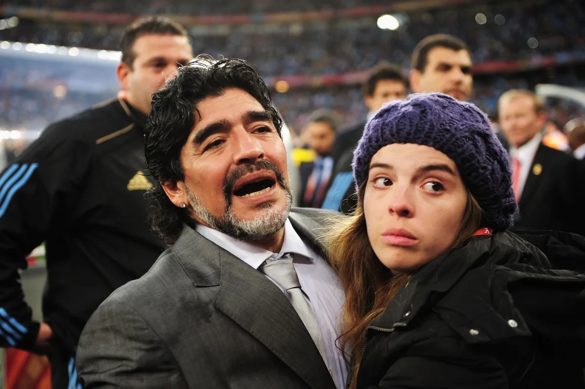 Sósia de Maradona é flagrado em festival de música na Argentina e viraliza