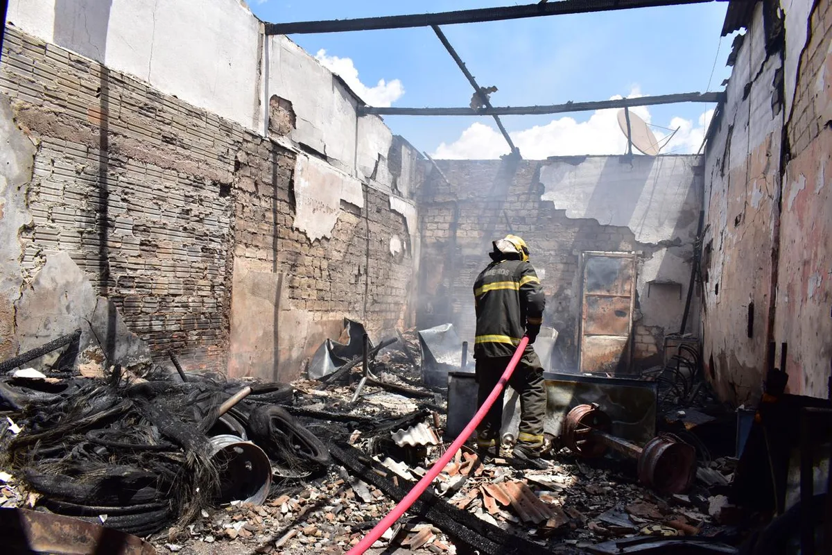 Incêndio atinge loja de pneus na Ataíde Teive
