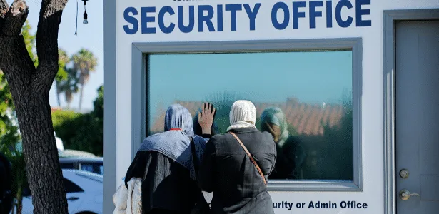 Adolescente que filmou ataque a mesquita nos EUA é acusada de homicídio