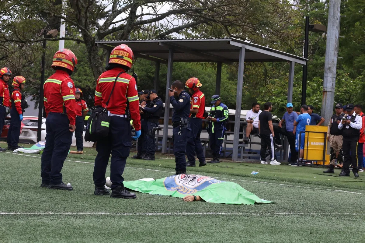 Asesinados a tiros un exfiscal de Guatemala que dirigía un partido de fútbol y una "víctima colateral"