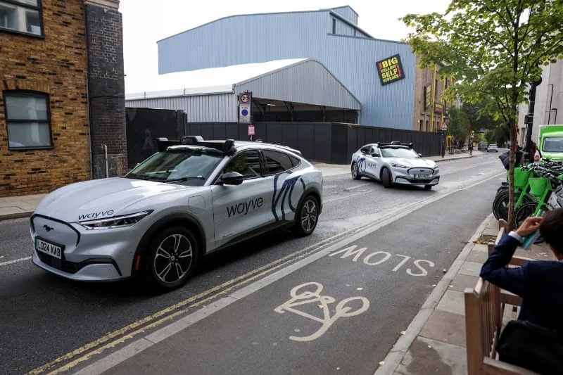 Así es el primer servicio de robotaxis de Uber y Wayve en Londres: flota pequeña y conductores presentes