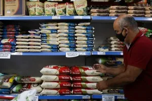 Varejo opera em duas velocidades: avança no essencial, mas recua nos bens a crédito