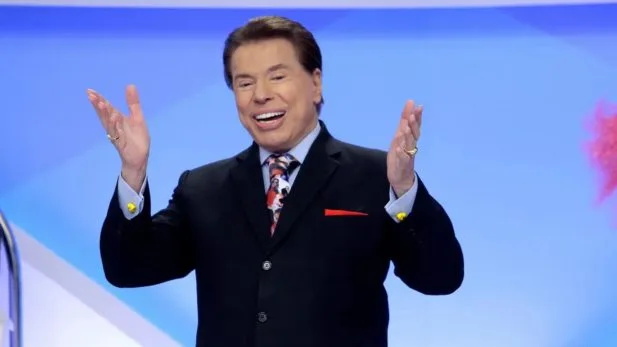 Raul Gil fica sem as calças ao vivo no “Programa Silvio Santos” e Patrícia Abravanel brinca: “Foi meu pai que puxou”; assista Raul Gil fica sem as calças ao vivo no “Programa Silvio Santos” e Patrícia Abravanel brinca: “Foi meu pai que puxou”; assista
