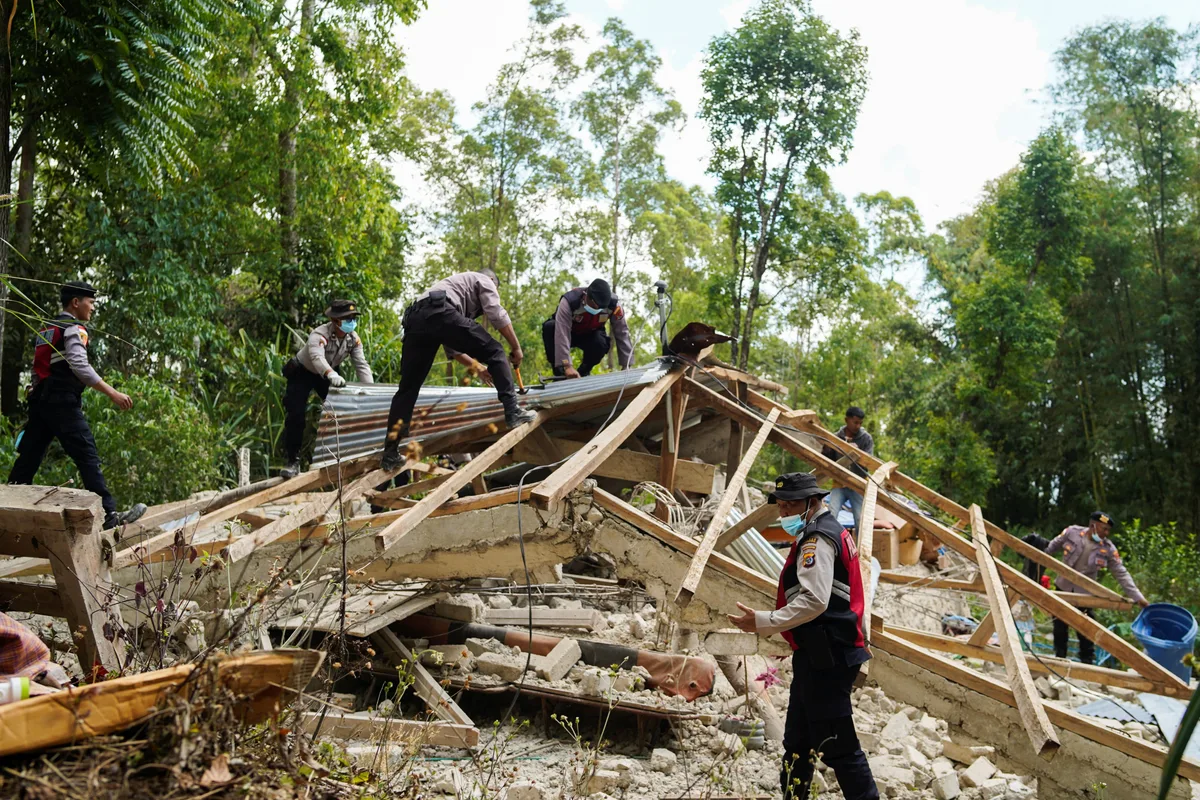 Más de 5.000 de personas esperan ayuda en Indonesia tras los devastadores terremotos