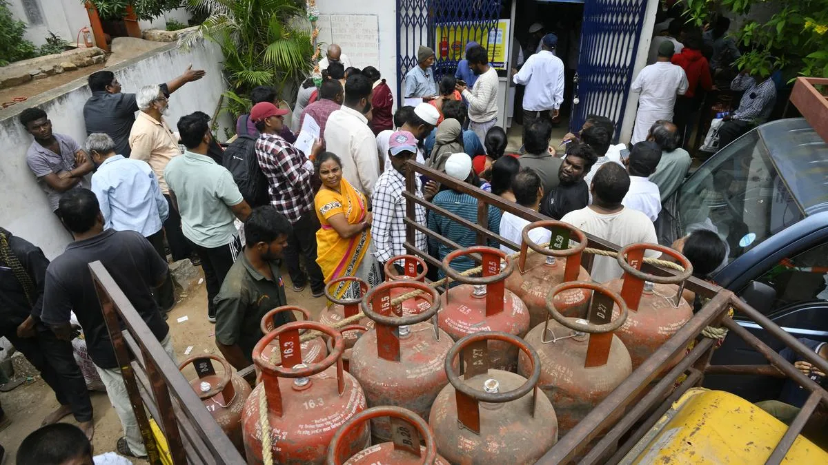 As August 23 eKYC deadline for LPG connection nears, people make a dash to gas agencies