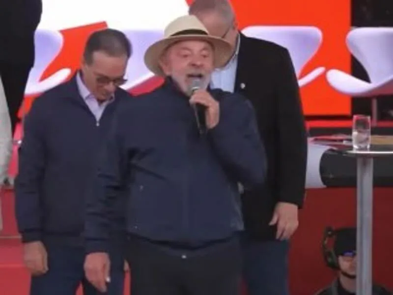 Lula imita Flávio e diz querer vencer para manter Bolsonaro preso