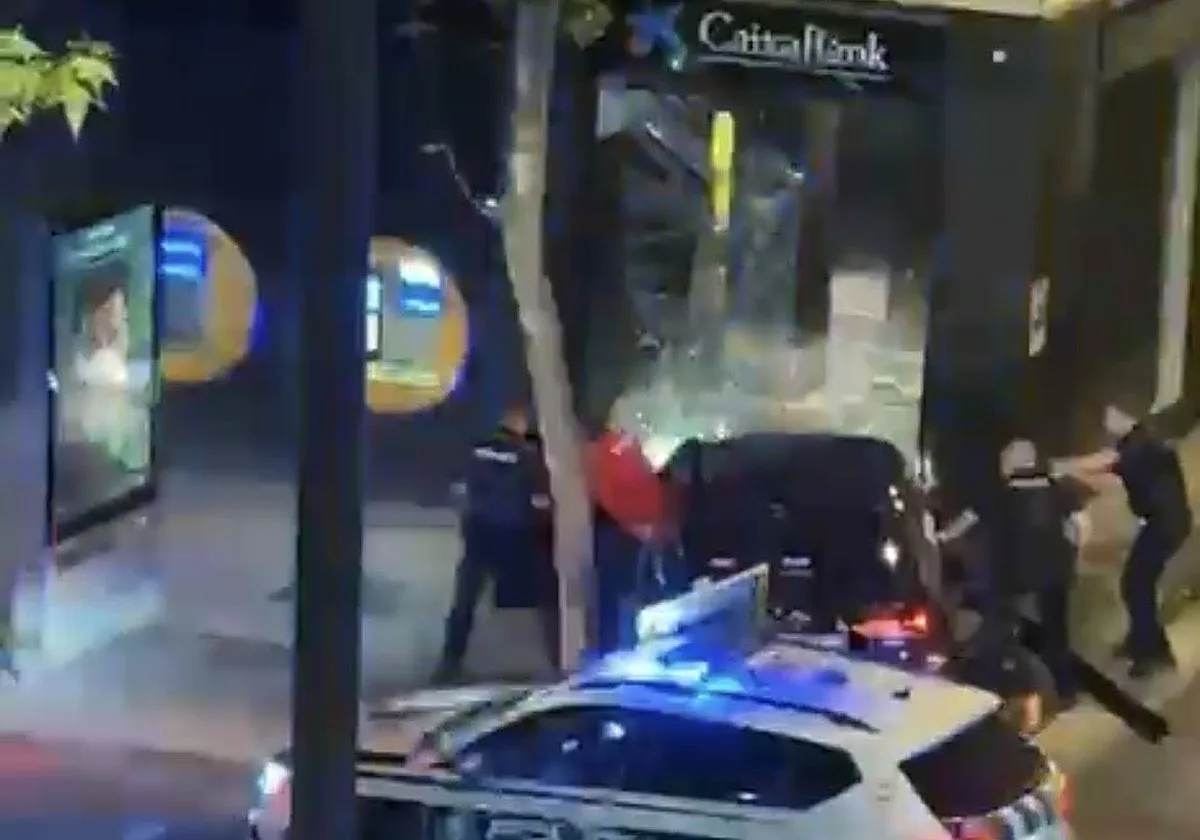 Un conductor de VTC totalmente ebrio choca contra un banco de la calle Alcalá tras darse a la fuga en un control